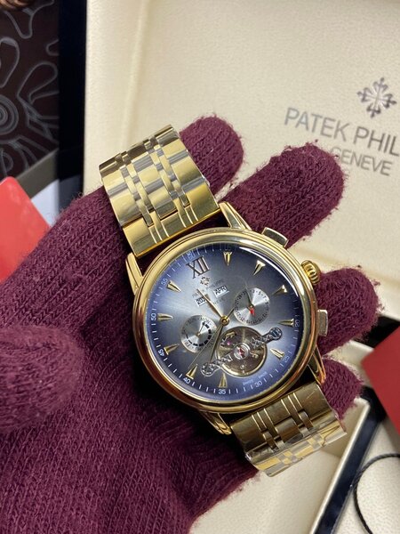 Elegant Patek Philippe Nautilus Watch