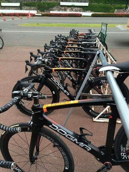 Vélo de route DOGMA noir