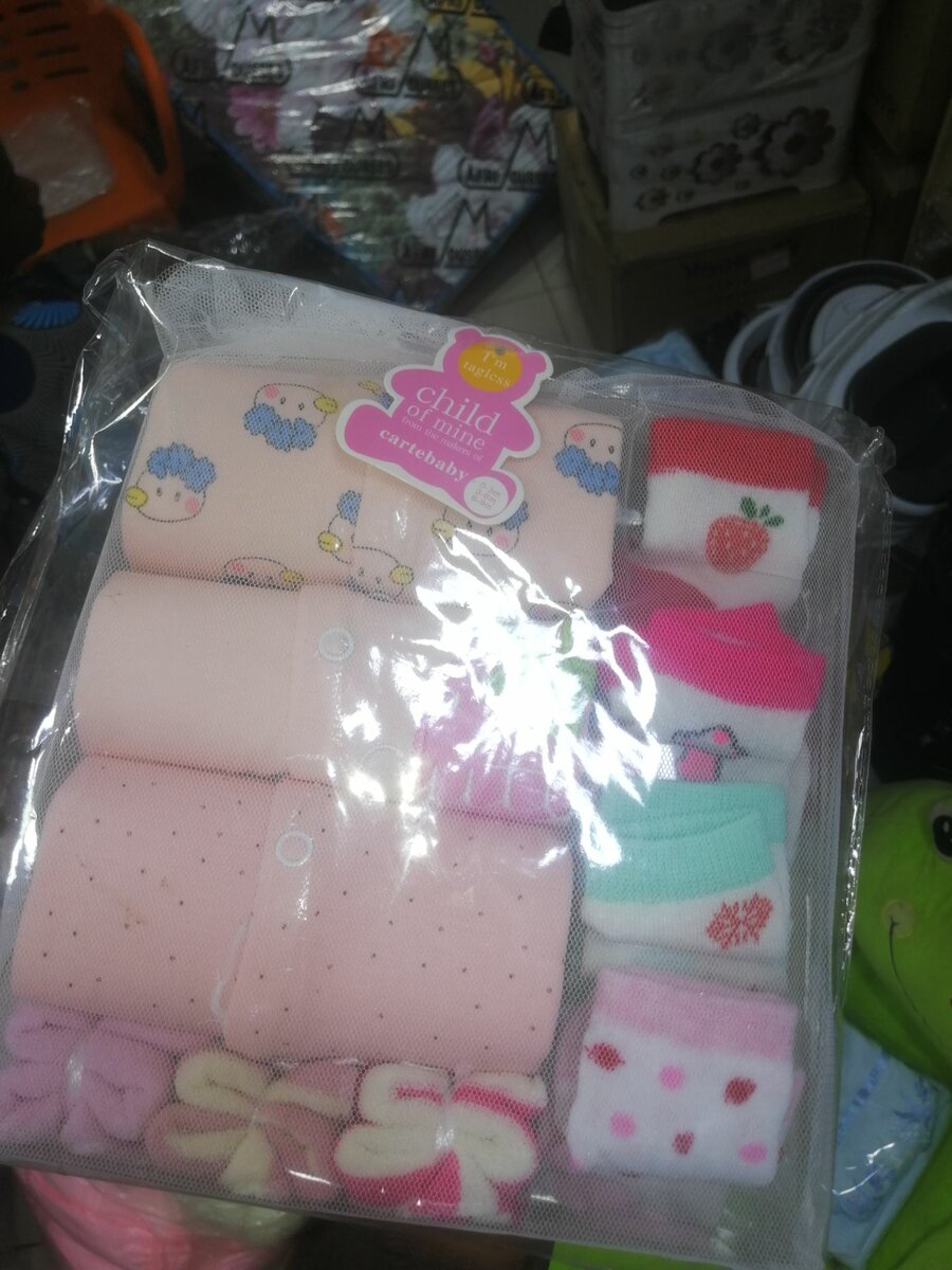 Complet bébés habillé, bavoir, chaussette,