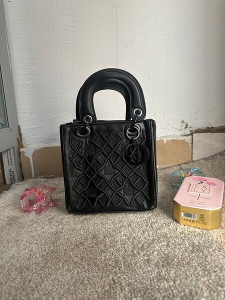 Sac à main en cuir noir pour femme