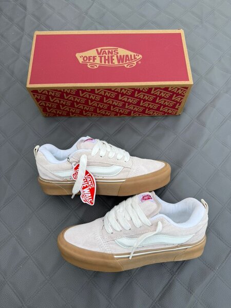 Chaussures Vans blanches et marron