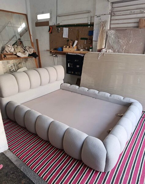 Lit capitonné beige avec tête de lit