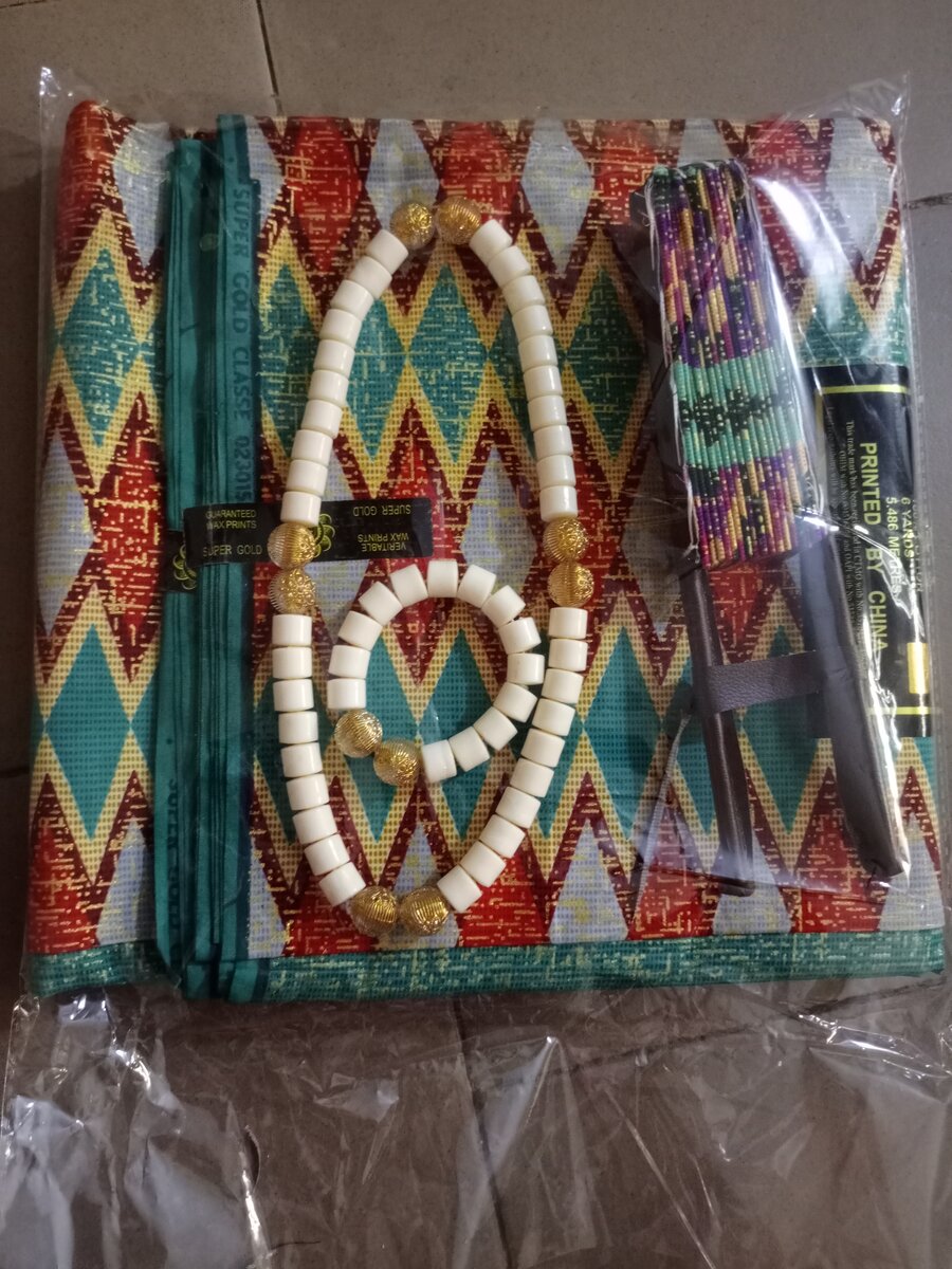 Pagne kanté et accessoires