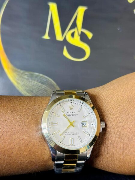 Women's wristwatch with metal bracelet