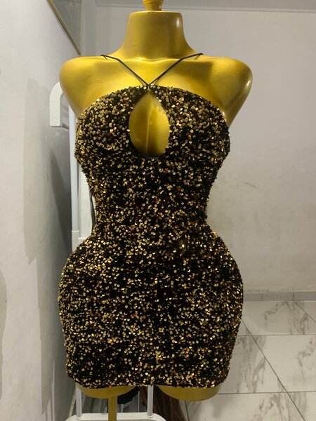 Robe à paillettes dorées