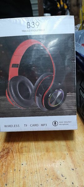 B39 Wireless Headphones cast