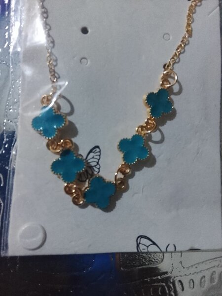 Collier papillon en fleurs bleues