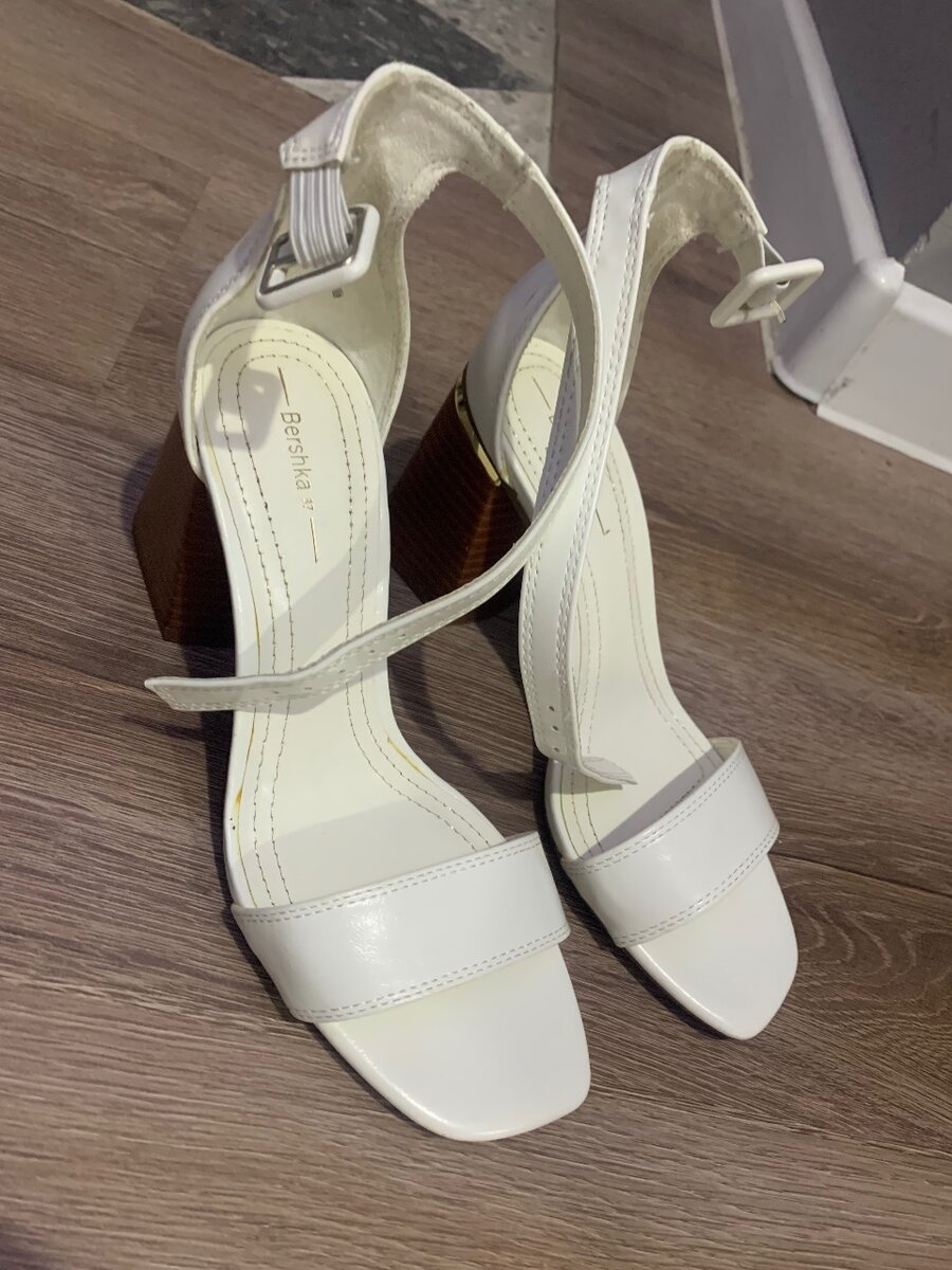 Босоножки от Bershka.