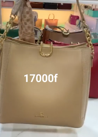 Sac en cuir à deux anses garni d'un foulard