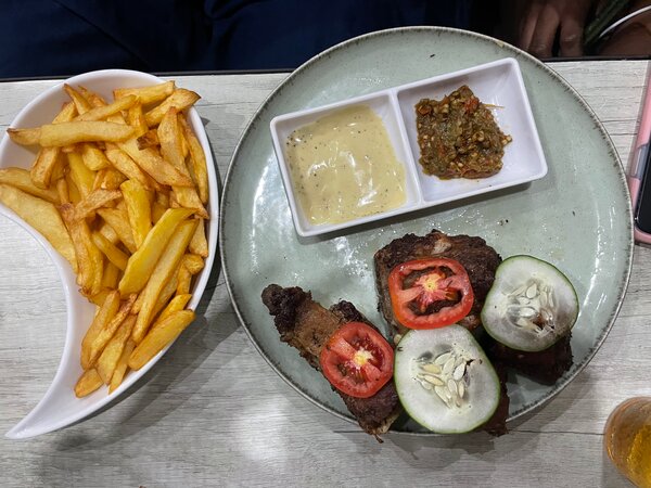 Côte de porc grillée + frites