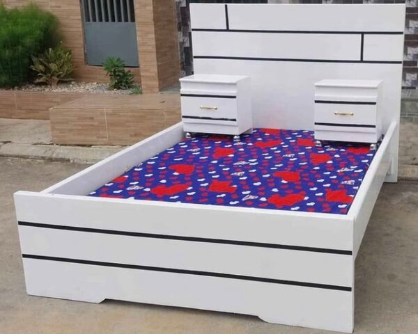 Lit moderne avec chevets intégrés