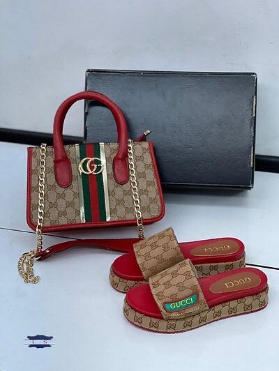 Sac et tongs rouges de marque