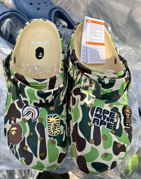 Bape x Crocs : chaussures camouflage vert