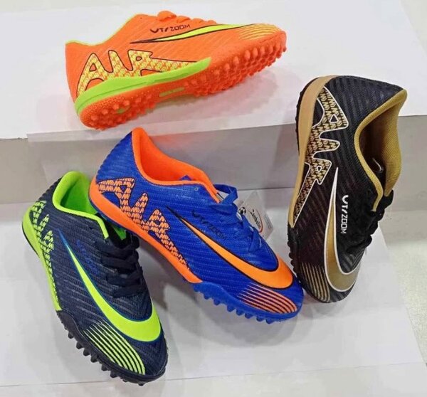 Futsal/tack boots