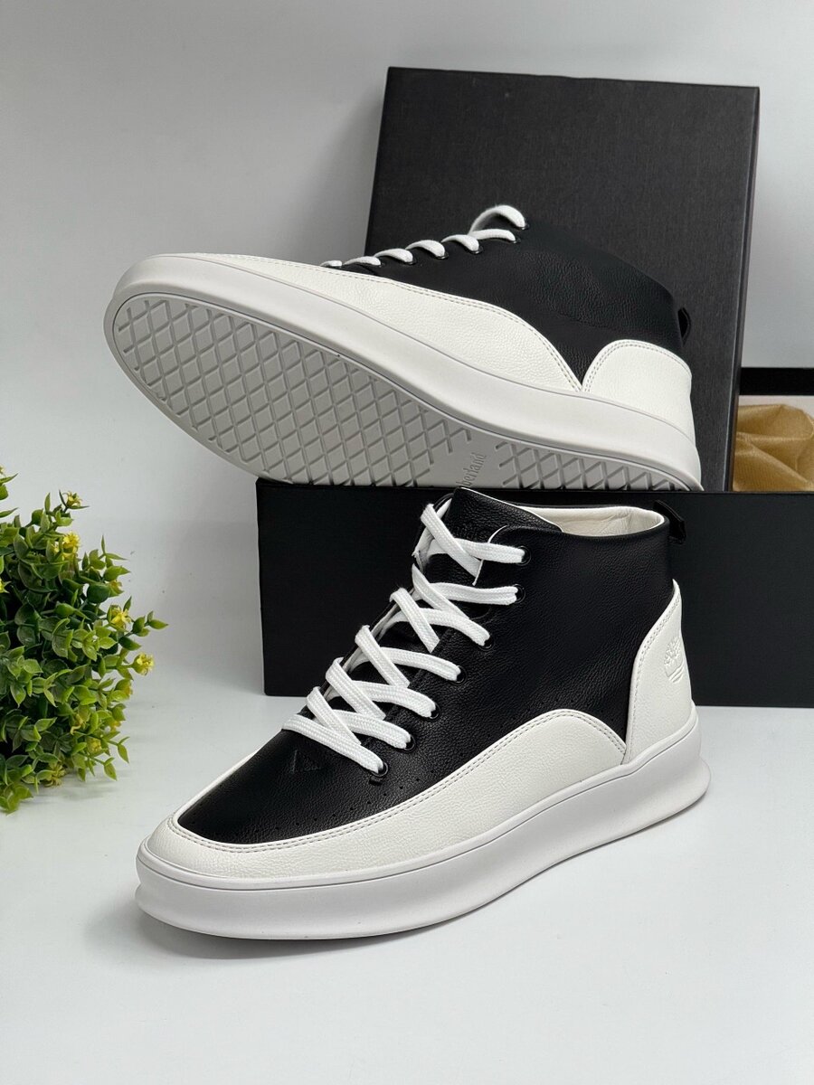 TIMBERLAND BLACK AND WHITE