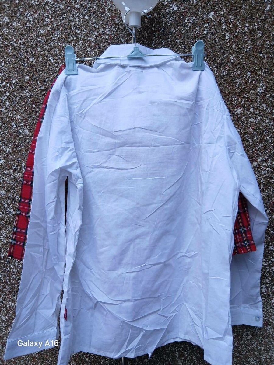 Chemise blanche et jupe écossaise