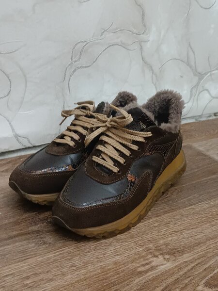 Кроссовки женские