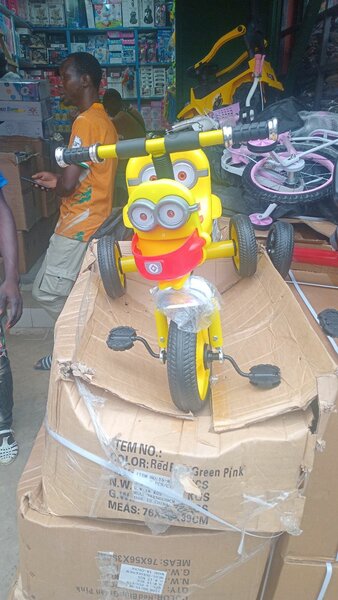 Vélo tricycle enfant coloré