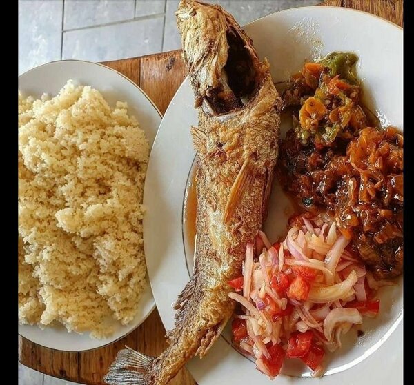 Plat de poisson frit et accompaniments