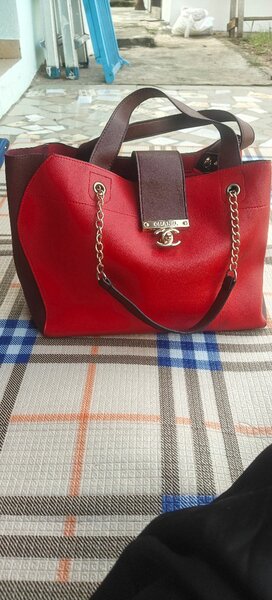 Sac élégant en cuir rouge