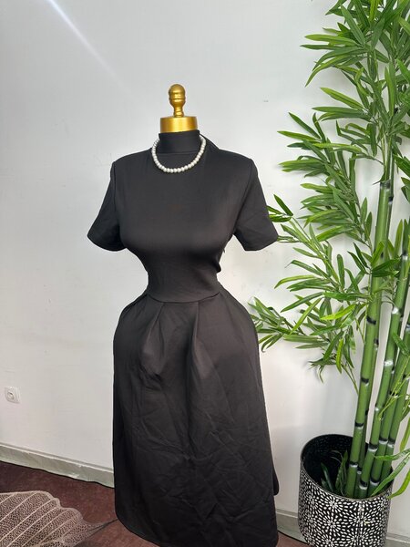 Robe Classique Noire Élégante