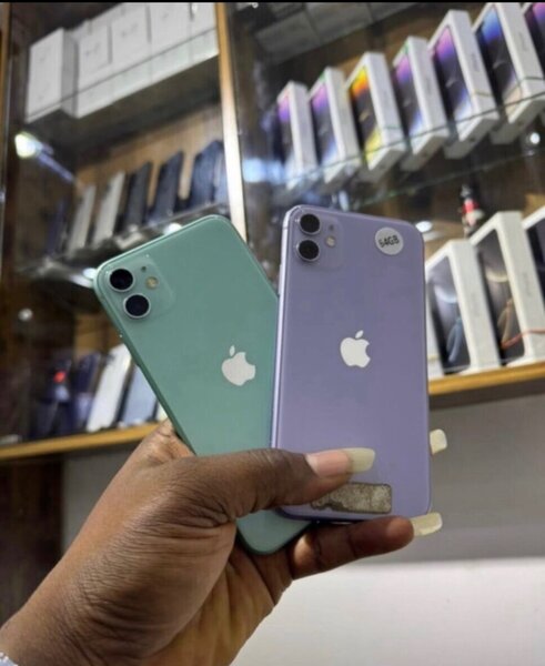 iPhone 11,64gig available