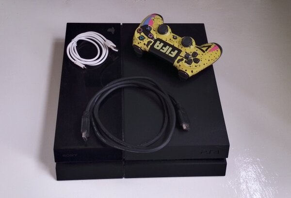 Ps4 fat craquée avec 12 jeux, une manette et tous les access