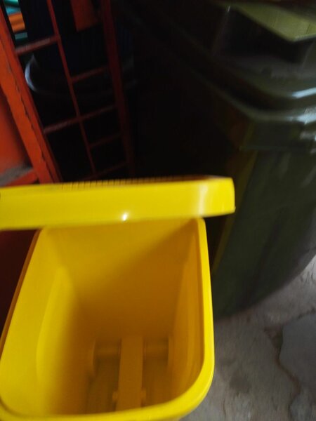 Poubelle à pédale jaune 80L