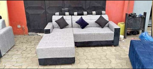 Canapé d'angle gris avec ottomane