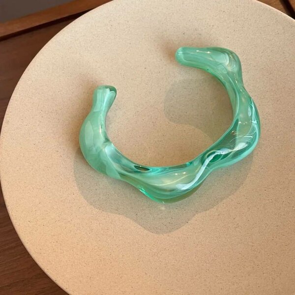 Bracelet en résine ondulée