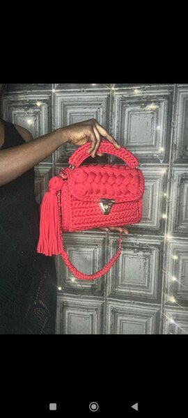Sac à main tricoté rouge élégant
