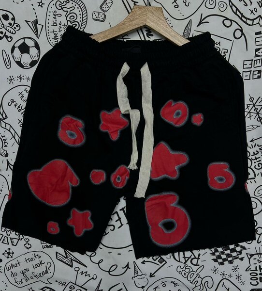 Shorts avec motifs rouges