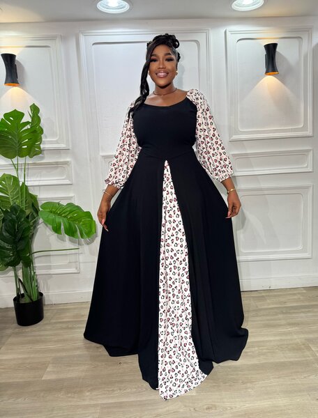 Robe élégante noire à motifs