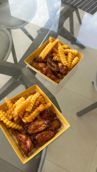 Délicieuses ailes de poulet et frites