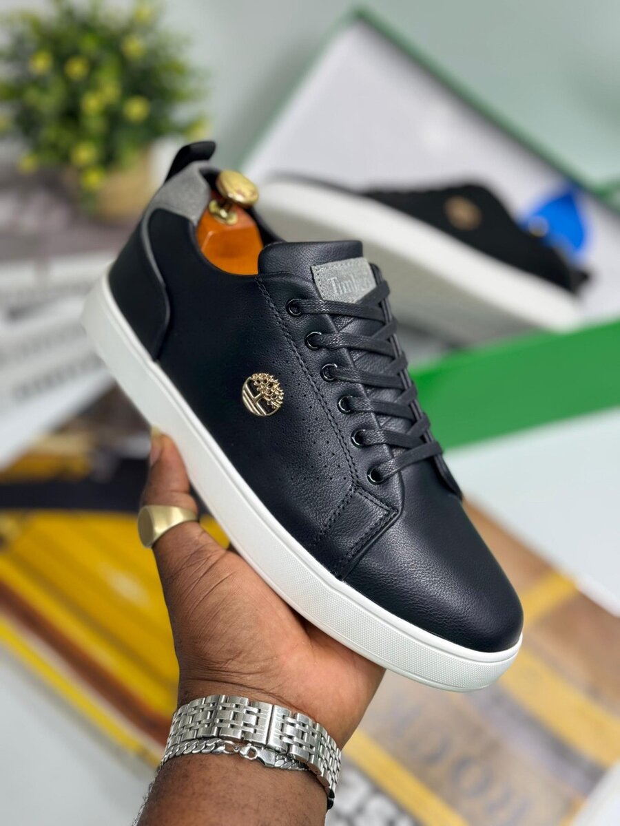 TIMBERLAND BLACK AND WHITE