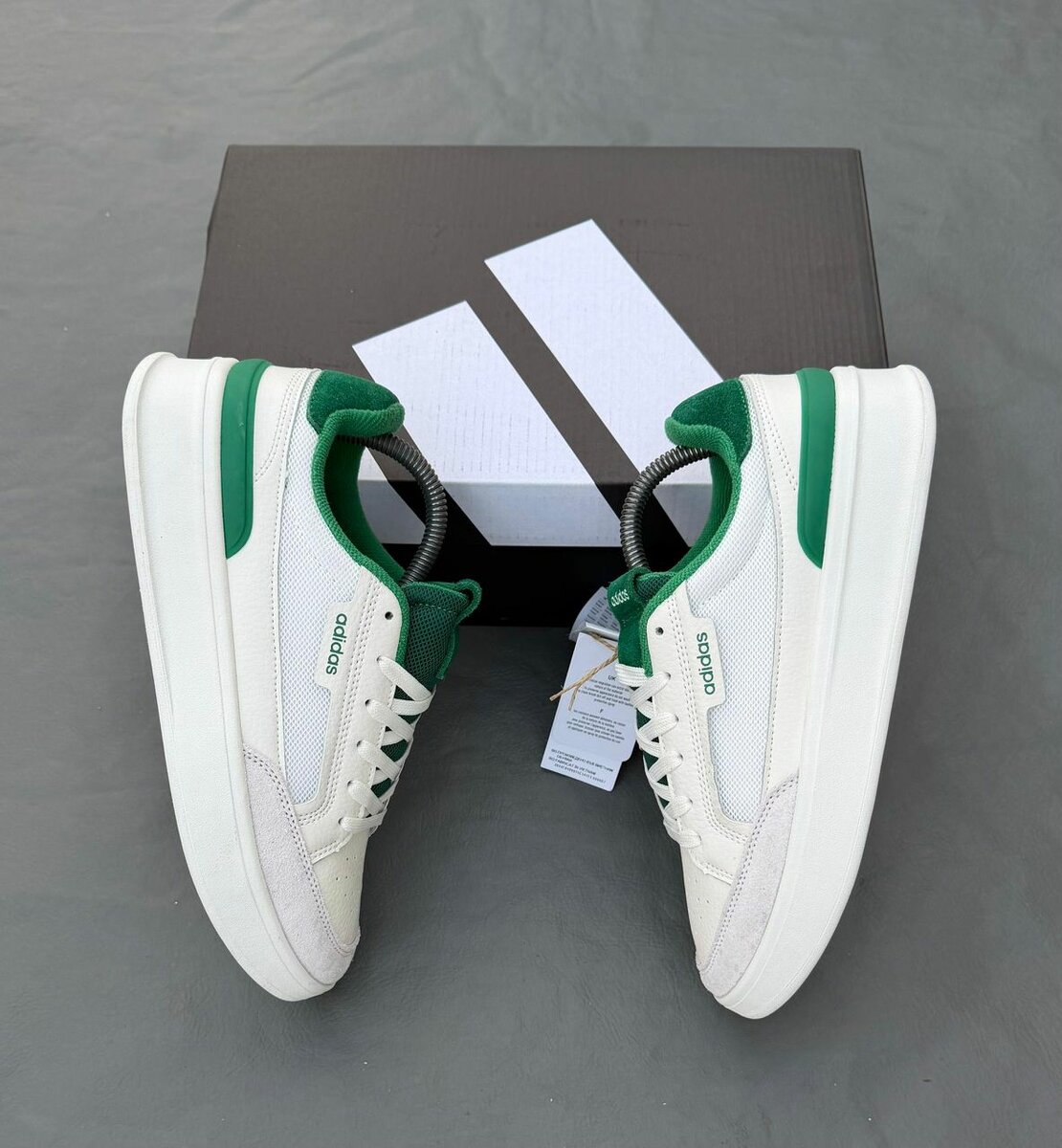 Chaussures de sport blanches Adidas