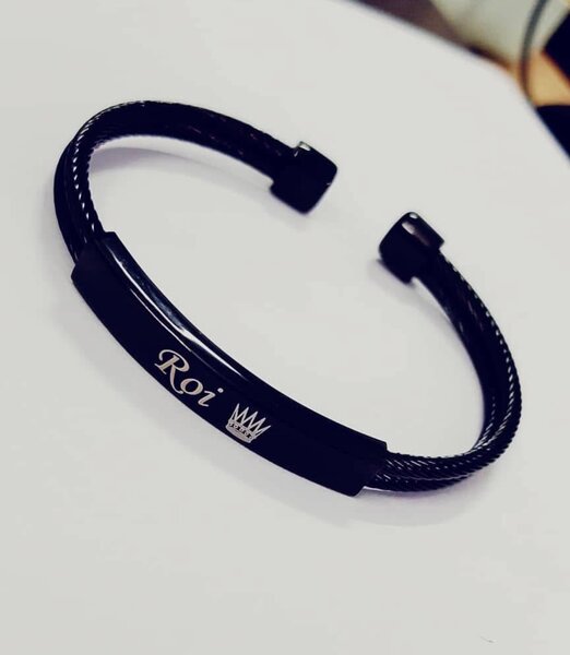 Bracelet personnalisé en cuir noir avec couronne