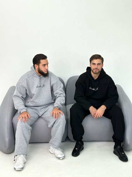 Спортивный костюм с арабской надписью