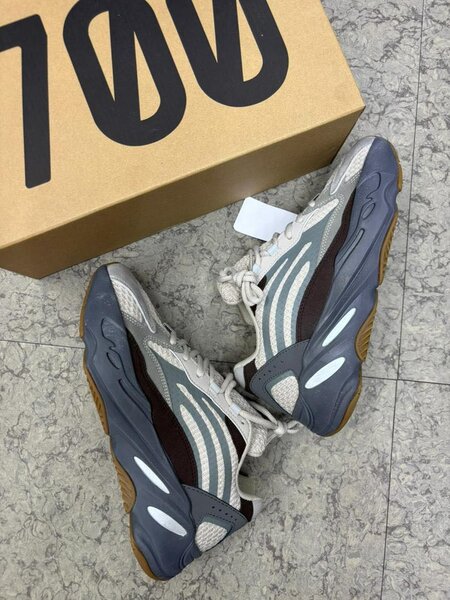 Yeezy 700 V2