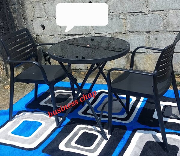 Ensemble chaises et tables