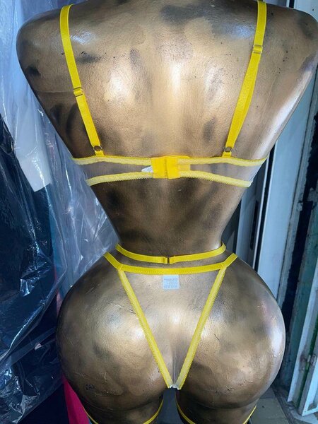 Ensemble lingerie jaune dentelle