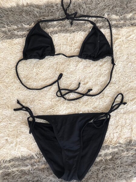 Bikini noir élégant femme