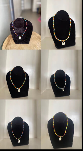 Collier perles colorées coquillage