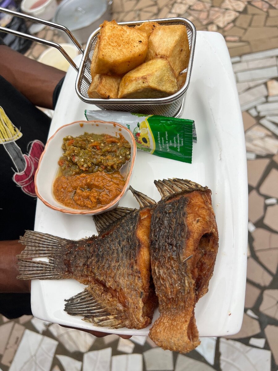 Poisson frit avec accompagnements