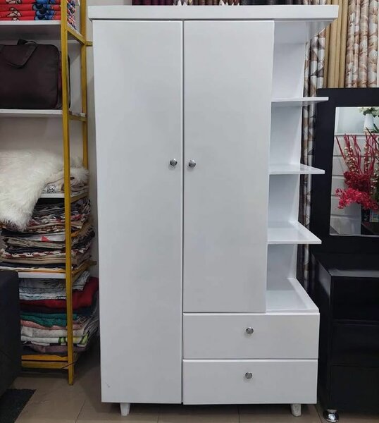 Armoire blanche avec étagères et tiroirs
