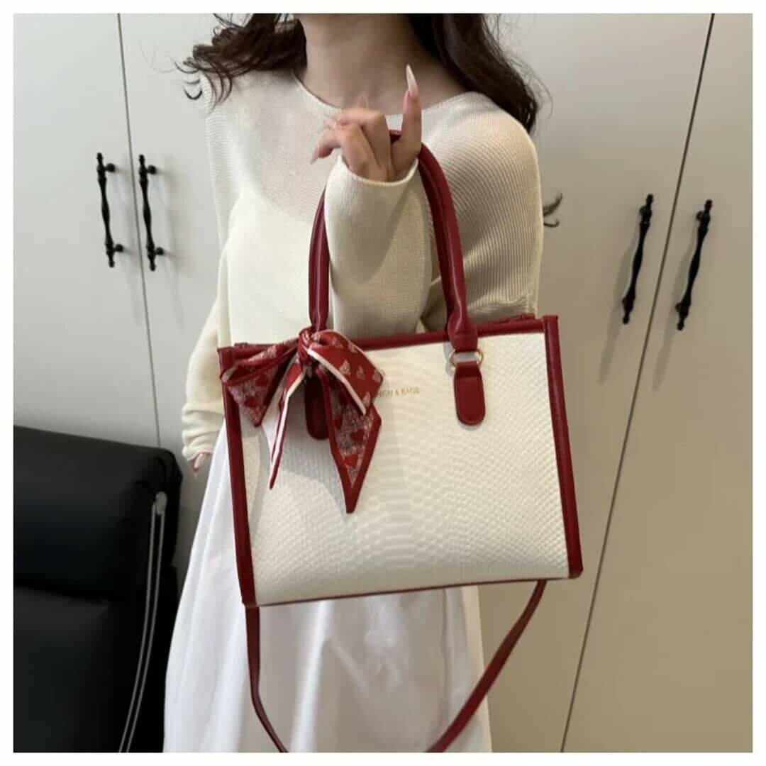 Sac à main élégant avec foulard