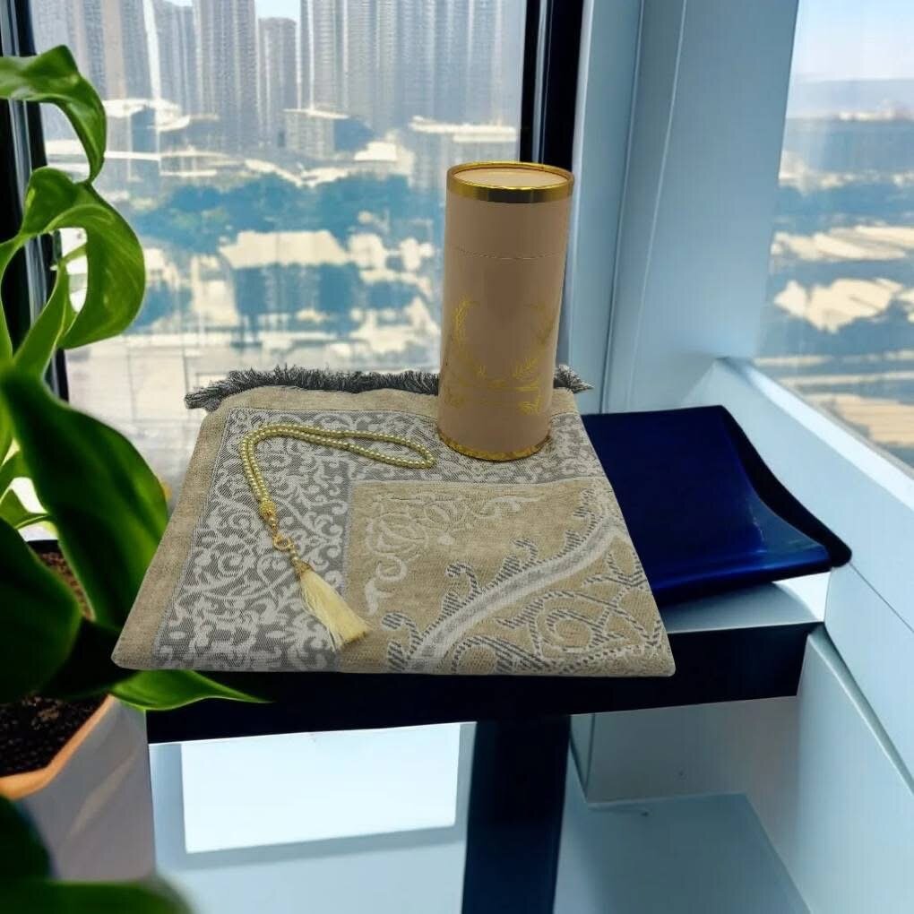 Tapis de prière avec chapelet et étui