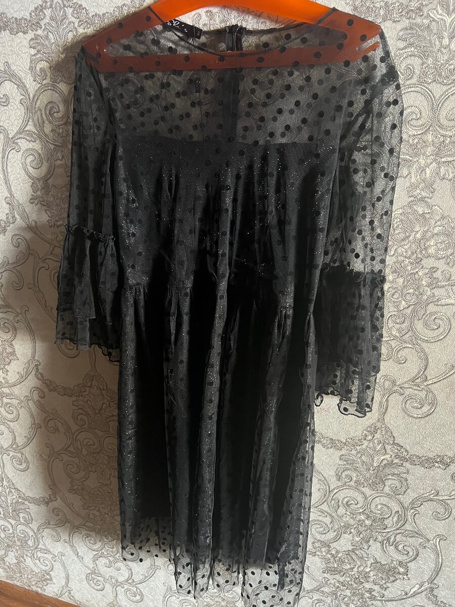 Блестящее платье в горошек