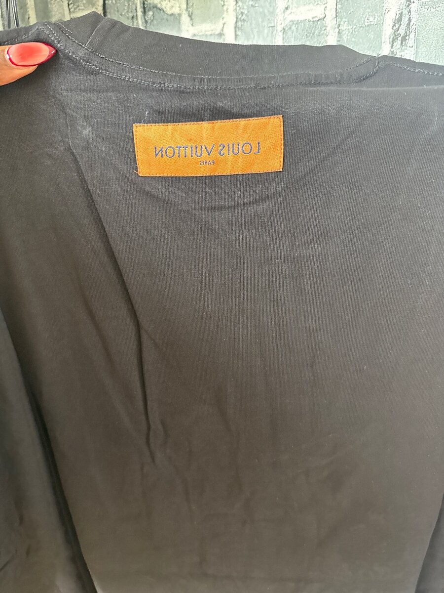 T-shirt noire avec imprimé dessin animé