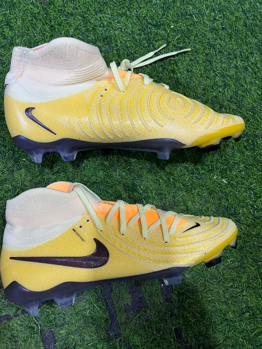 Chaussures de foot jaunes